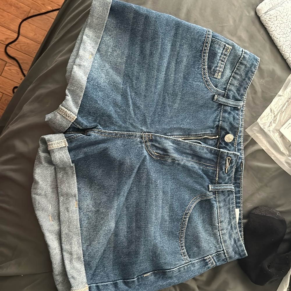 SHEIN shorts size 30 but runs small. More like a 3-5 maybe